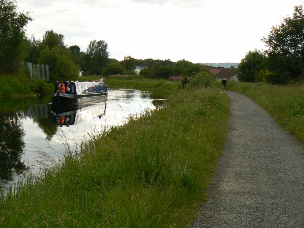 The canals are lined with easy, pleasant walking tracks