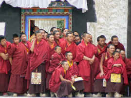 Cham monks by door.JPG (394183 bytes)