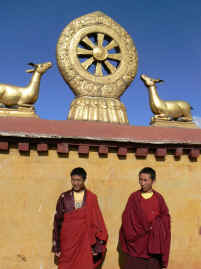 Jokhang roof monks.JPG (247640 bytes)
