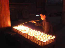Mindroling boy with butter lamps.JPG (245287 bytes)