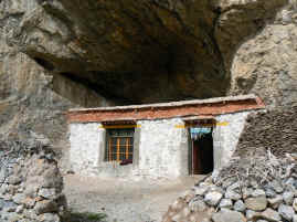 Nam Tso meditation cave exterior.JPG (295266 bytes)