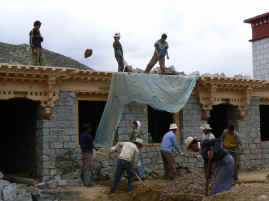 Samye mud roof workers.JPG (343626 bytes)