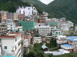 Zhangmu town view.JPG (396305 bytes)