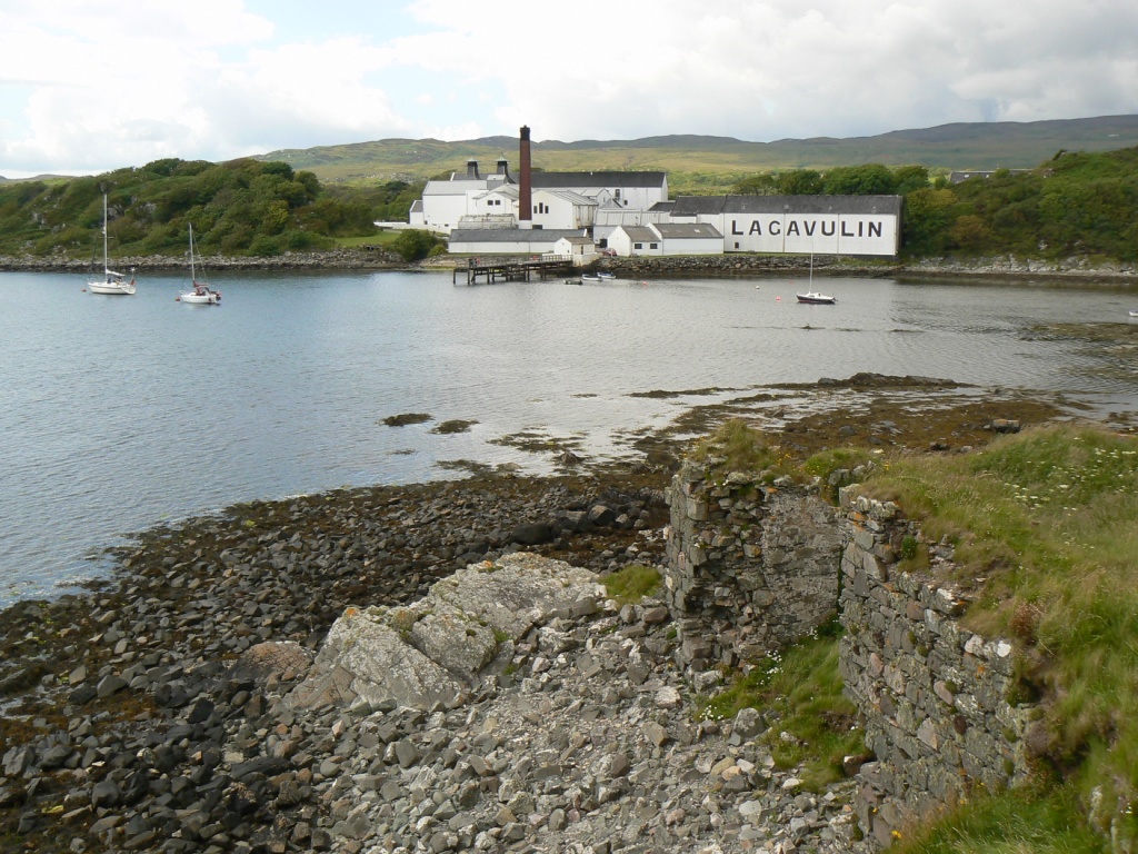 On the bay by Lagavulin are the ruins of a fortification used by the Lord of the Isles in the middle ages. 