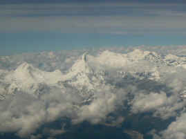 Everest from plane.JPG (258442 bytes)