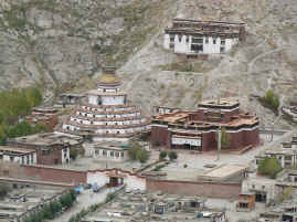Gyantse chorten from dzong.JPG (285721 bytes)