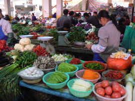 Lhasa market veg.JPG (354497 bytes)