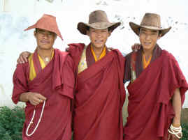 Potala kora monks.JPG (259455 bytes)
