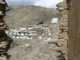Yarlung monastery from ruins.JPG (243792 bytes)